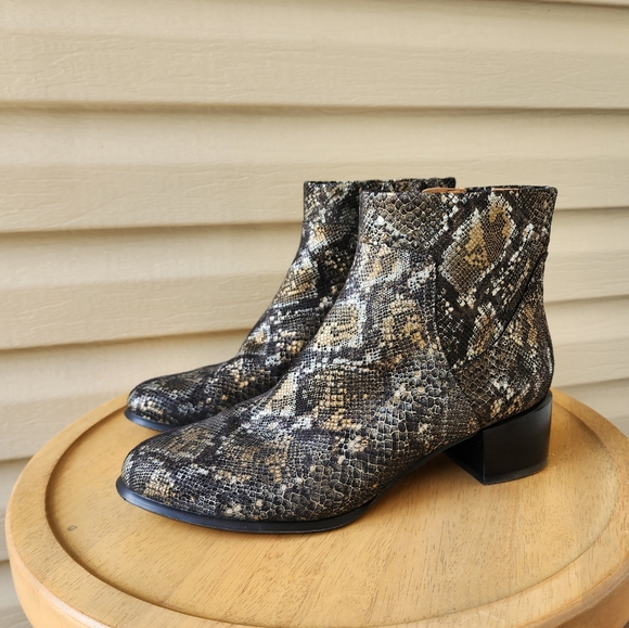 Vionic Kamryn snake print booties size 8.5 - Picture 13 of 13